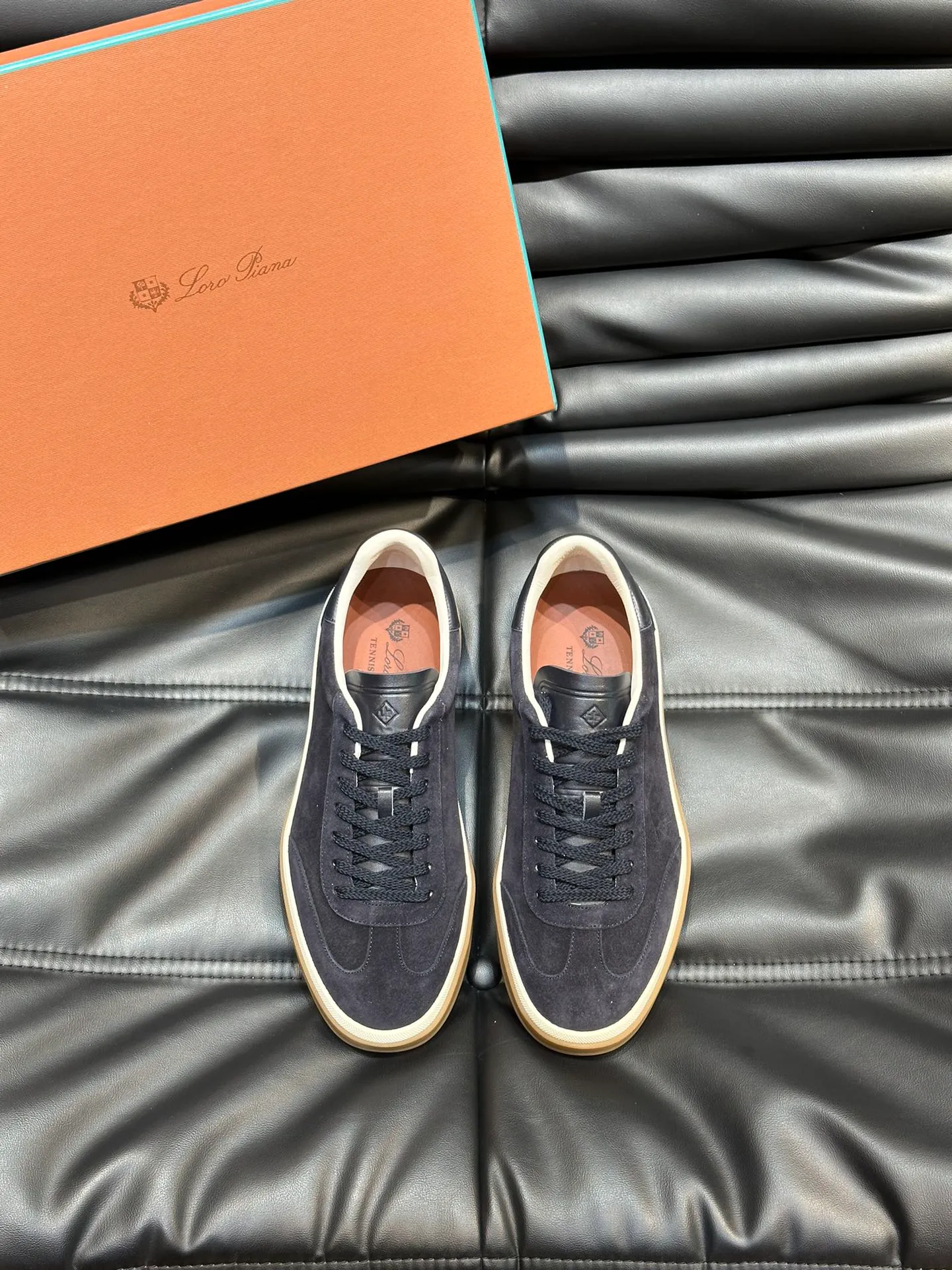 p420 Men's Shoes New 🆕Lp Old Money Style Men's Low-top Casual Tennis Shoes Loro Piana's high-end series has launched sports shoe styles made of soft cowhide. The breathable properties and flexible texture of natural materials make the sneakers both functional and comfortable. The high-quality metal-free tanning and tumble process highlights the natural texture of the leather, while the camel-colored sole and white rubber trim create a double-layer sole effect, making it an everyday shoe that can easily create a lazy and casual style! Size: 39-44 (45, 46 customized